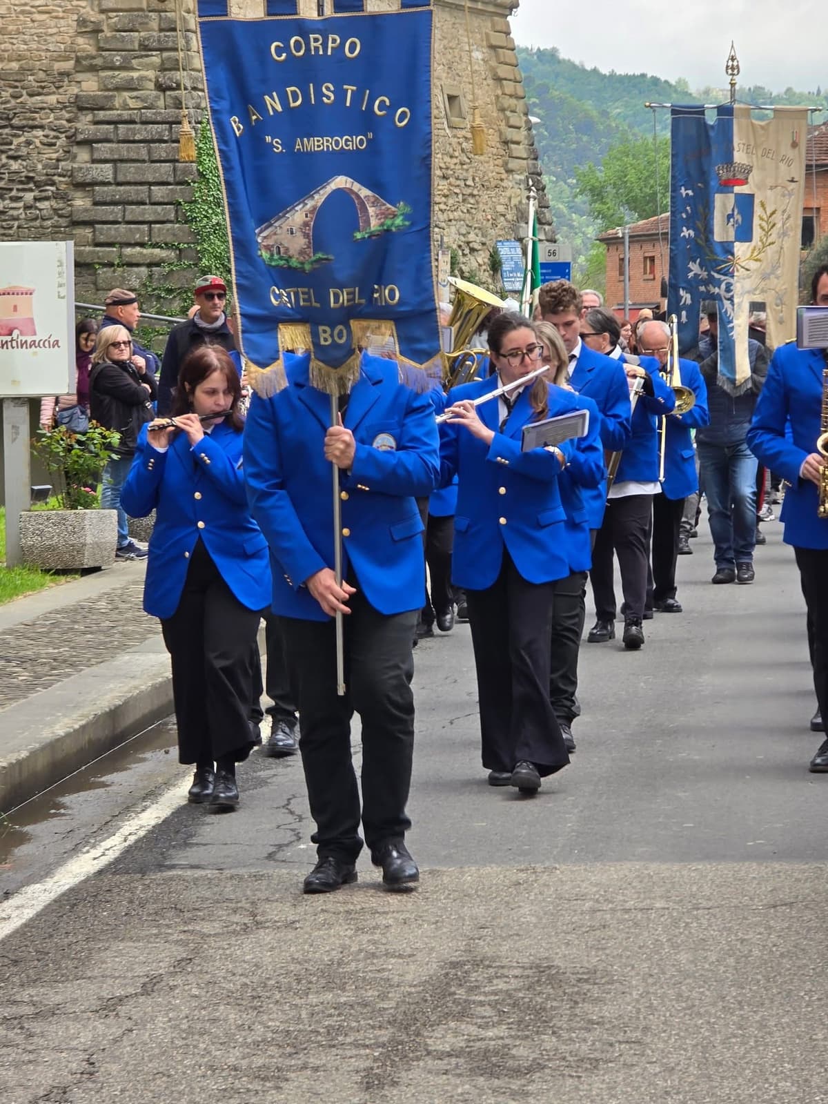 Corpo Bandistico S. Ambrogio in sfilata