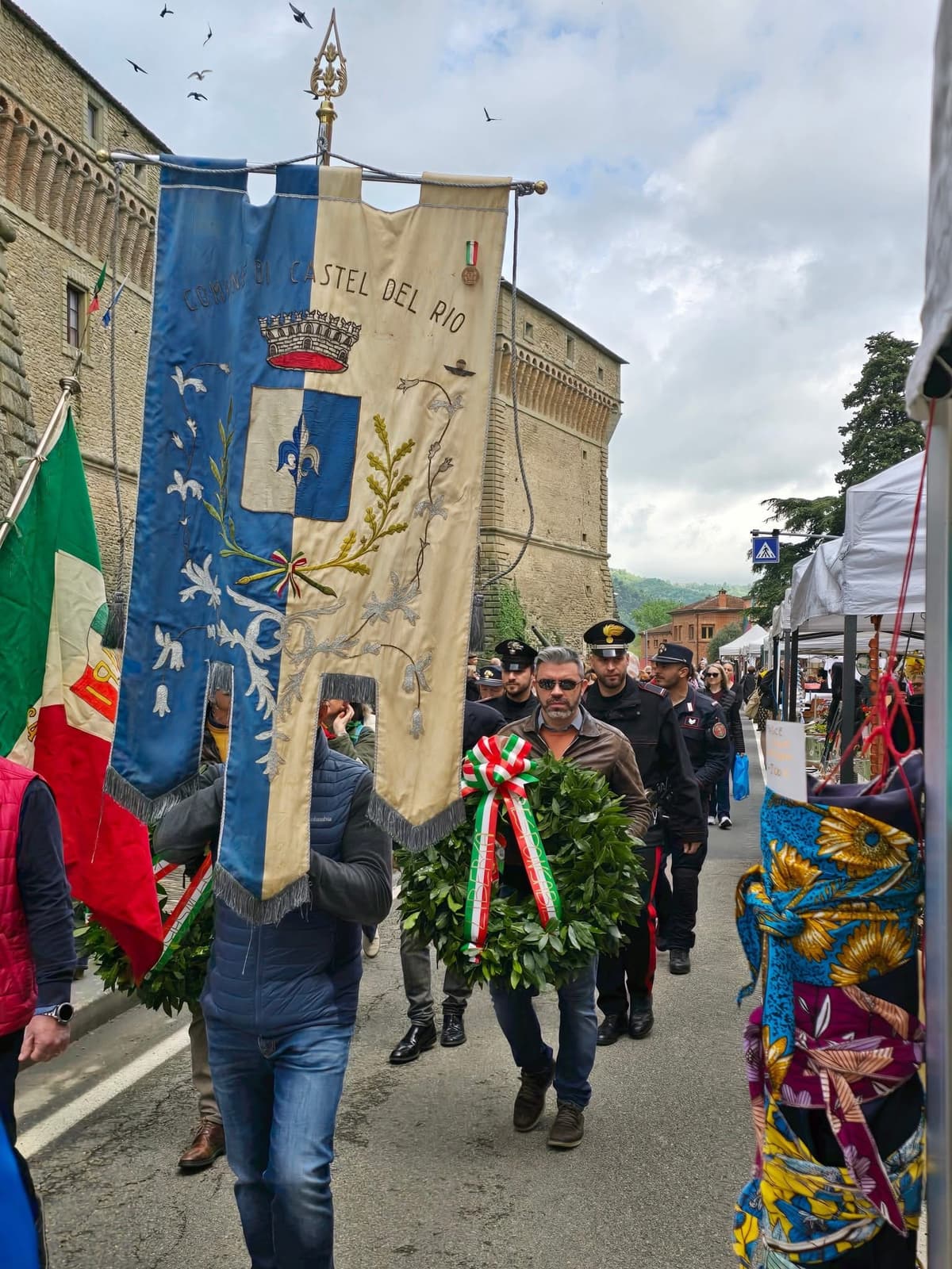 Corteo civico con il gonfalone di Castel del Rio