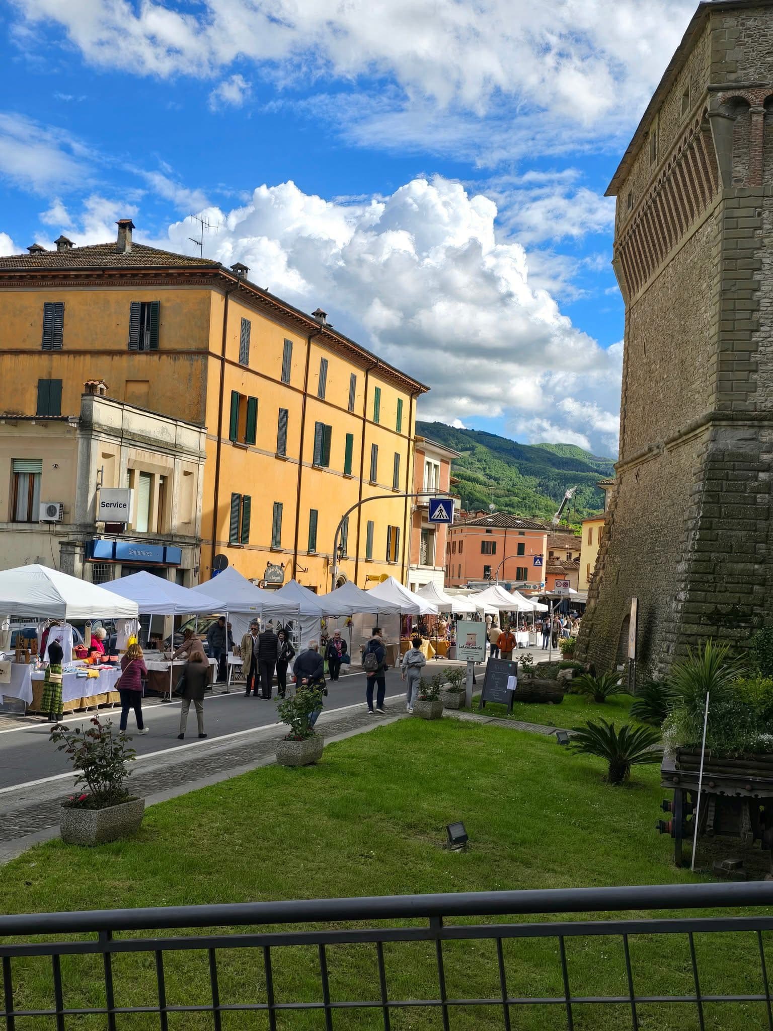 Festa dei Fiori - Vista panoramica del mercato a Castel del Rio