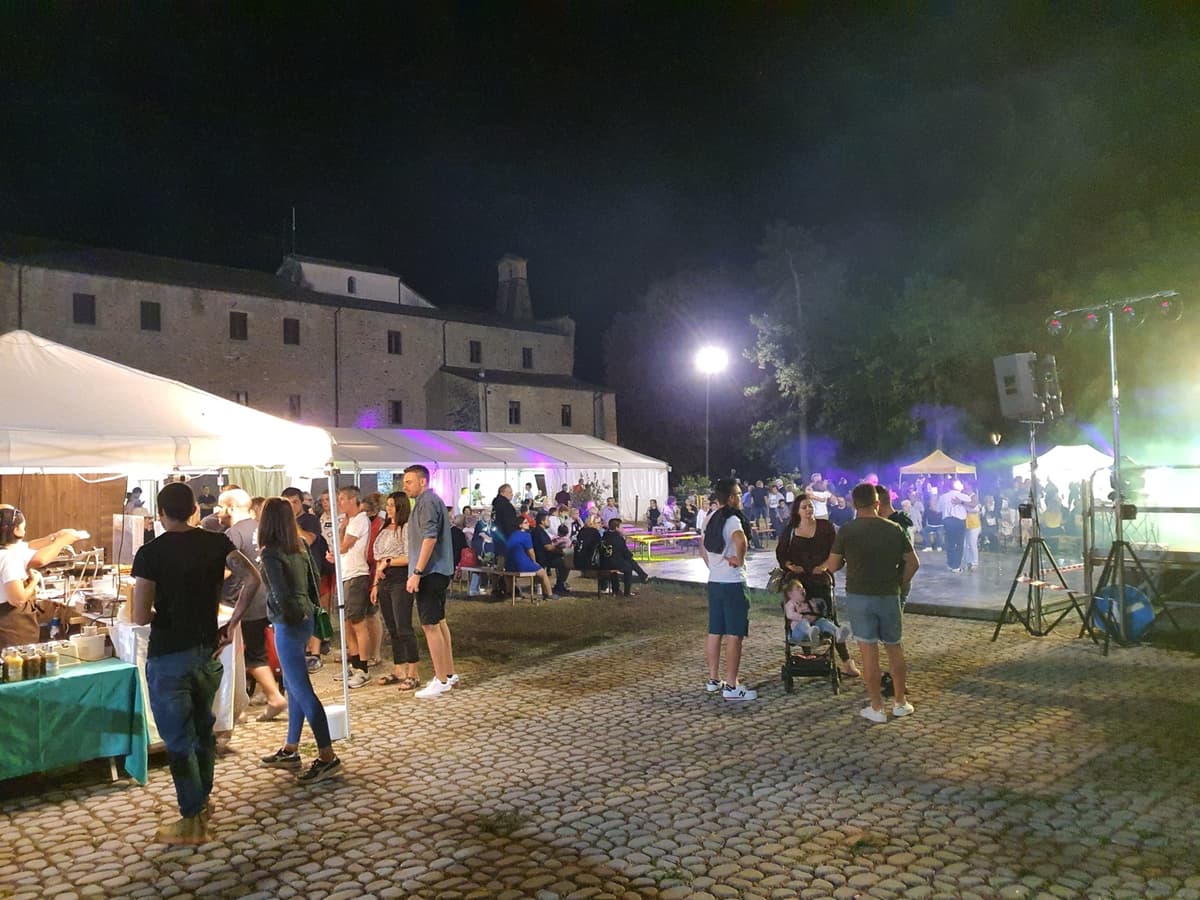Atmosfera serale alla sagra del Porcino