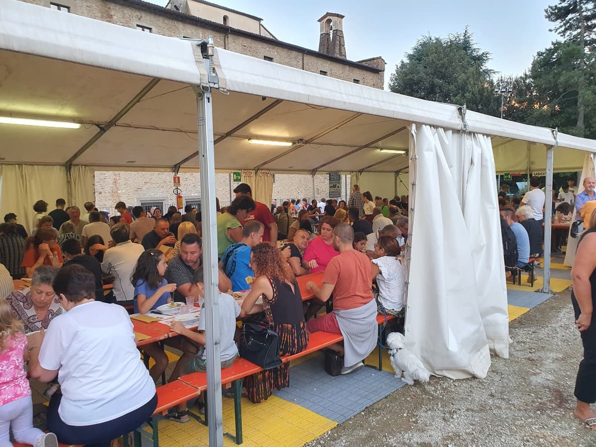 Lo stand gastronomico con il Palazzo