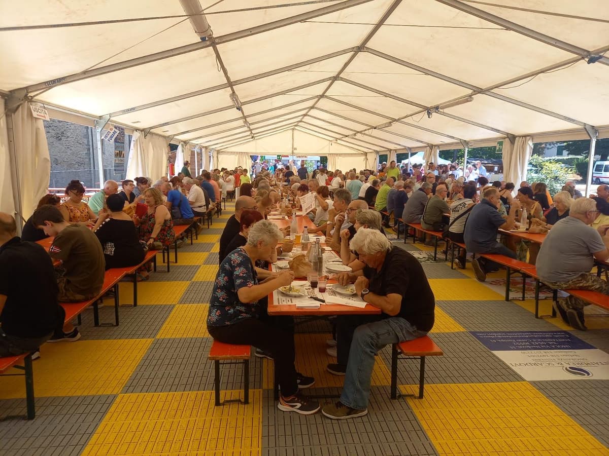 Il tendone gremito di visitatori