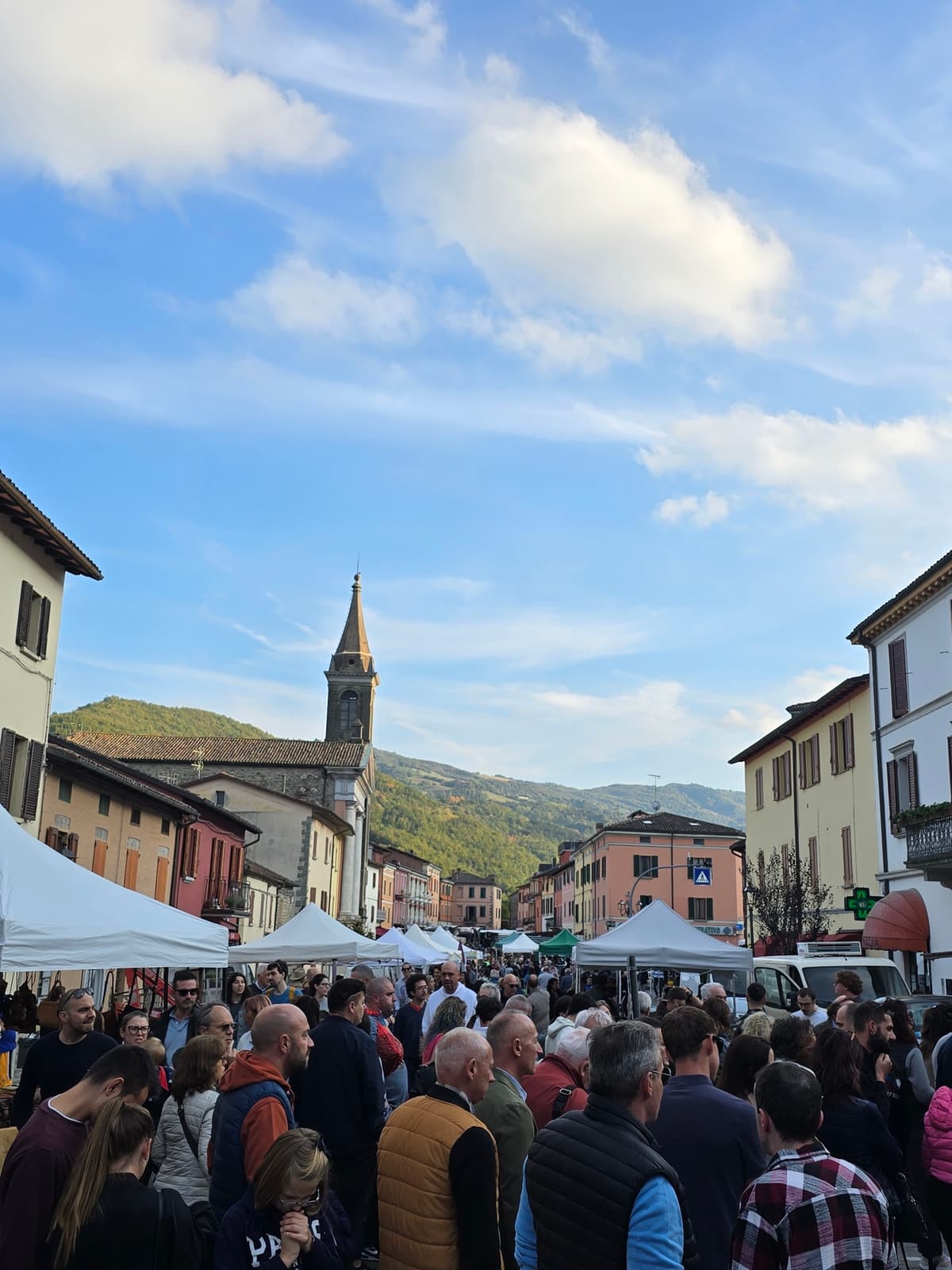 La folla in piazza con il campanile