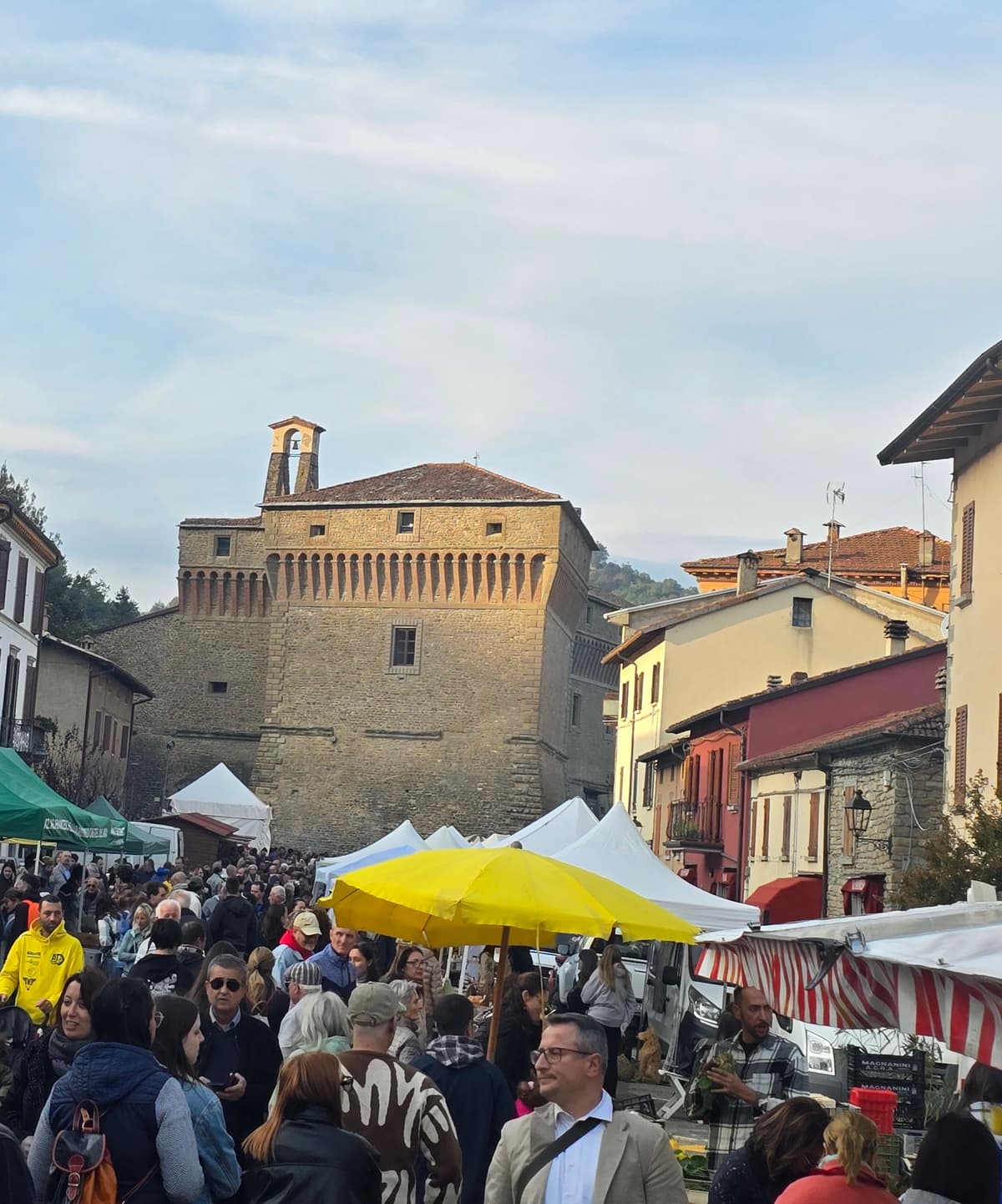 Piazza gremita alla Sagra dei Marroni