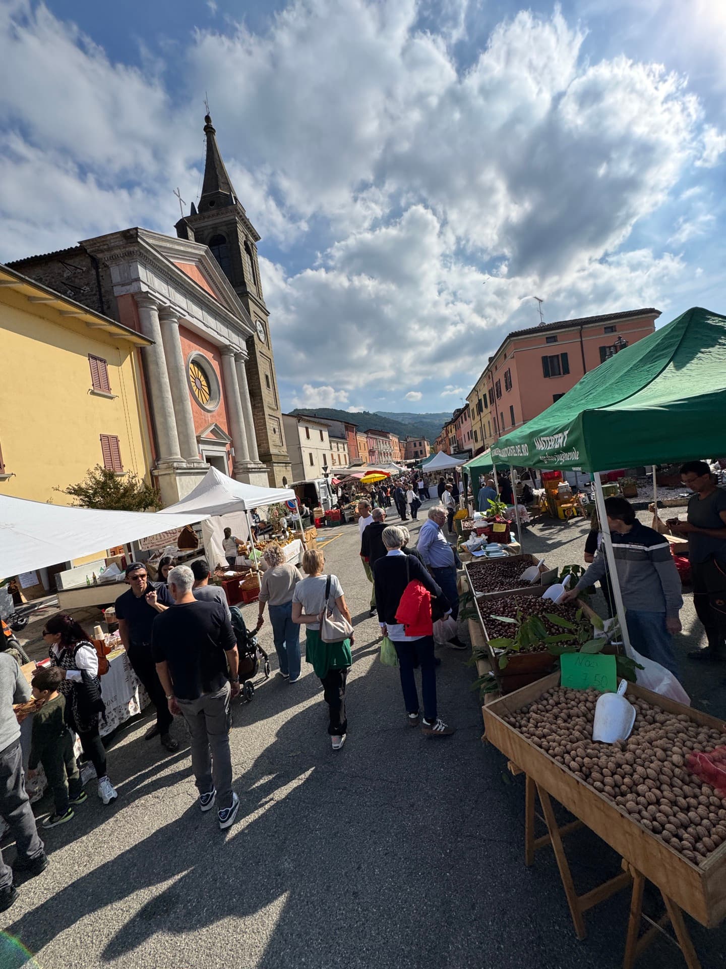 Mercato delle Sagre nella piazza di Castel del Rio